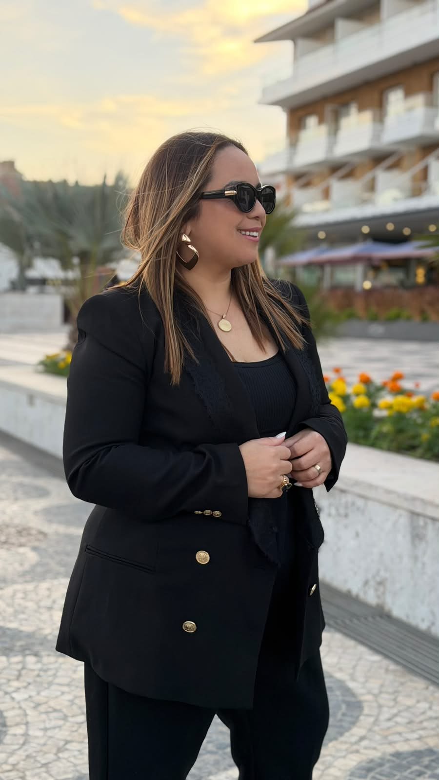Evelin Araújo em Cascais, junto ao Hotel Baía