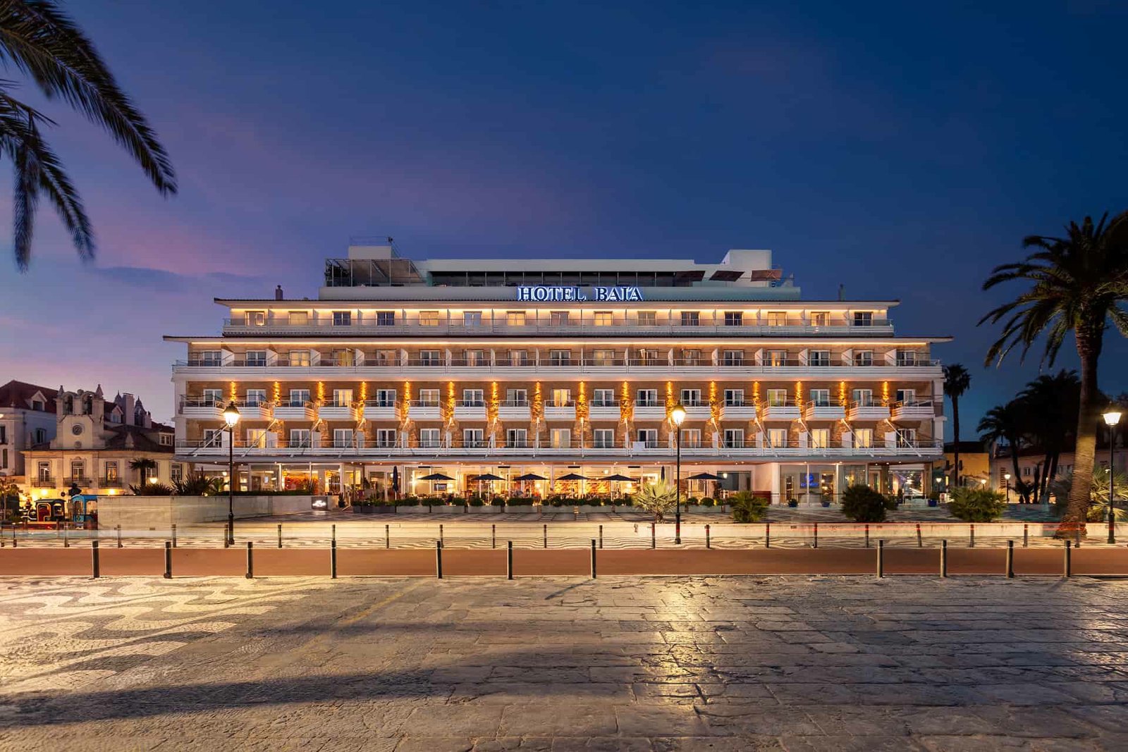 Fachada do Hotel Baía, em Cascais, ao anoitecer