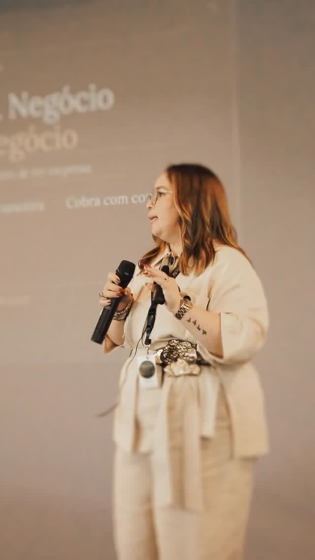 Evelin em palco, de microfone na mão
